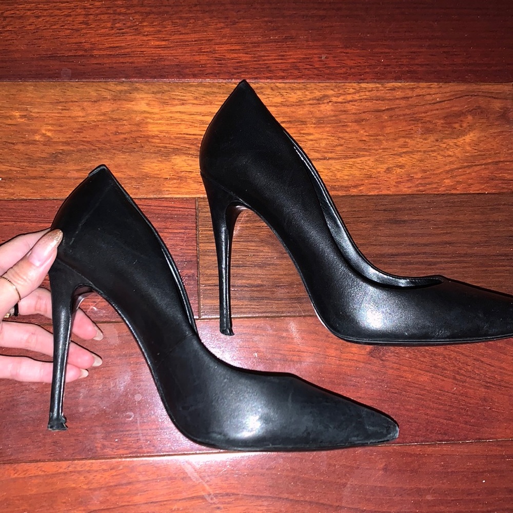 Black Pointy Toed Steve Madden Pumps - Picture 2 of 4